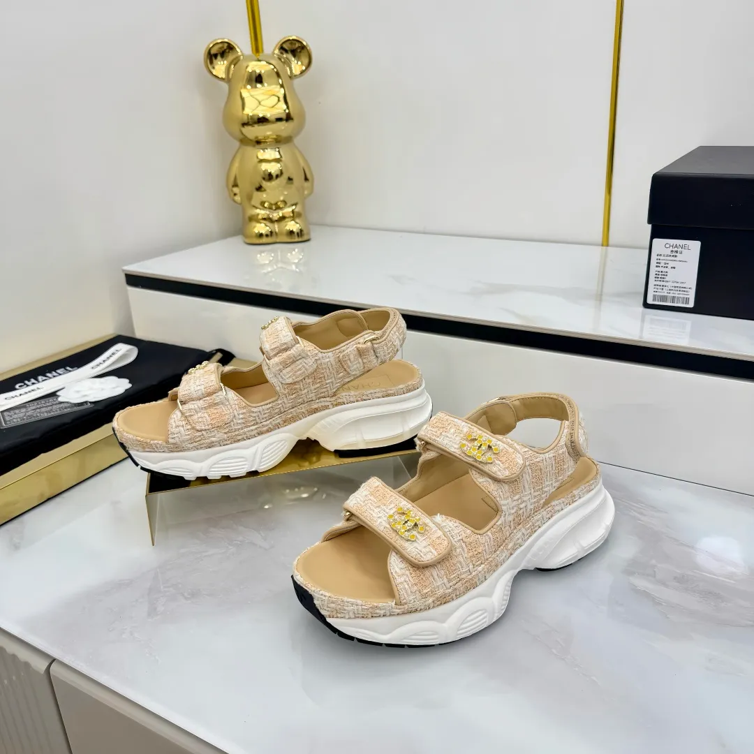 👟👟Ex-factory price 640👟👟 Top version... Chanel｜Chanel Xiaoxiang Velcro Beach Slippers Slippers Casual Beach Shoes 25ss Spring and Summer New Style! Beach shoes are a hit all over the internet! The latest model from the counter, I am still willing to buy it on my feet. It must be ranked among the most popular models. It is invincible in all seasons. Various bloggers and Internet celebrities can see the matching styles. Highly recommended. Pearlescent sheepskin upper, sheepskin lining, suede for feet. Original open-molded TPU outsole size: 35-40 (customized for 40 and 41). Full set of original packaging 👉 👉 👉